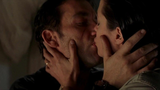 Angelina Jolie nua, cena de sexo de Beyond Borders (2003)