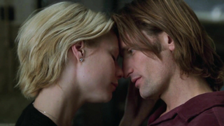 Gwyneth Paltrow A Perfect Murder (1998) filminden çıplak bir seks sahnesi