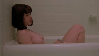 Rose McGowan çıplak, The Doom Generation (1995) filminden seks sahnesi