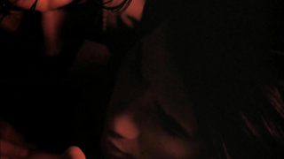 Rose McGowan çıplak, The Doom Generation (1995) filminden seks sahnesi