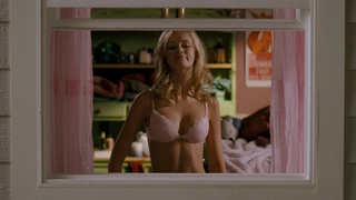 Pamela Anderson e Sara Paxton - Filme de super-heróis (2008)