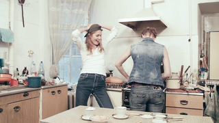 Aleksandra Padzikowska y Malgorzata Kowalska desnudas, escena de sexo de Wsi spokojna (2015)