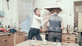 Aleksandra Padzikowska y Malgorzata Kowalska desnudas, escena de sexo de Wsi spokojna (2015)