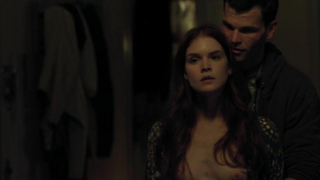 Emily Tyra nua, cena de sexo de Carne e Osso s01e04 (2015)