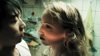 Энни Оджуткангас обнаженная, сексуальная сцена из фильма «Кролик-убийца» (2015)