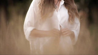 Anna Skellern e Tereza Srbova nuas, cena de sexo de Siren (2010)