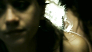 Andrea Carballo ve Macarena Gomez ve Vanessa Oliveira çıplak, Carne de neon'dan (2010) seks sahnesi