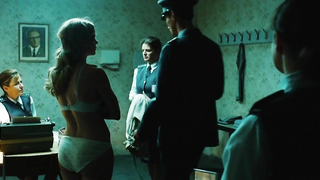 Joerdis Triebel çıplak, Westen (2013) filminden seks sahnesi