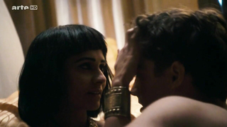 Pegah Ferydoni nuda, scena di sesso da Frauen, die Geschichte machten s01e04 (2013)