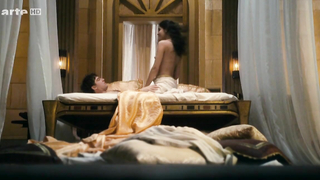 Pegah Ferydoni nuda, scena di sesso da Frauen, die Geschichte machten s01e04 (2013)