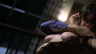 Tara Reid nue, scène de sexe de Body Shots (1999)