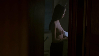 Asia Argento ve Laura Johnson çıplak, Trauma'dan (1993) seks sahnesi