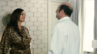 Des gens qui s'embrassent (2013) filminden Monica Bellucci erotik sahnesi
