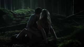 Sharon Hinnendael çıplak, Embrace of the Vampire'dan (2013) seks sahnesi