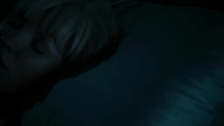 Emily Browning nue, scène de sexe de Plush (2013)