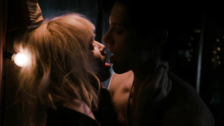 Emily Browning nue, scène de sexe de Plush (2013)