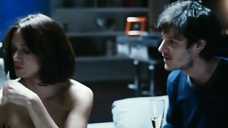 Asia Argento e Miriam Giovanelli nuas, cena de sexo de Drifters (2011)