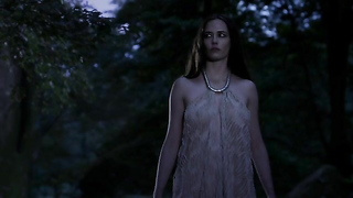 Eva Green nua, cena de sexo de Camelot s01 (2011)