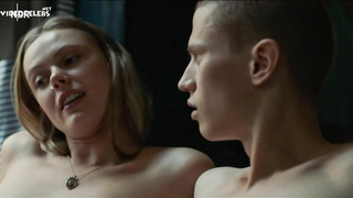 Frida Gustavsson nuda – Tigri (2020)
