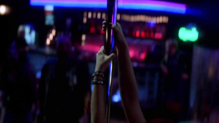 Mavi İguana'da Dans (2000) filminden Jennifer Tilly erotik sahnesi