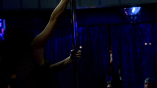 Mavi İguana'da Dans (2000) filminden Jennifer Tilly erotik sahnesi