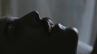 Мена Сувари обнаженная, сексуальная сцена из Сада Эдема (2008)