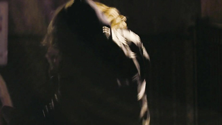 Эротическая сцена АннаЛинн МакКорд из фильма «Офицер упал» (2013)