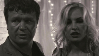 Эротическая сцена АннаЛинн МакКорд из фильма «Офицер упал» (2013)