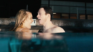 Эротическая сцена Мэгги Грейс из фильма «Уроки полетов» (2010)