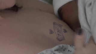 Escena erótica de Alice Isaaz y Caroline Breton de Elle (2016)