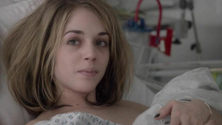 Escena erótica de Alice Isaaz y Caroline Breton de Elle (2016)