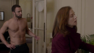 Escena erótica de Alice Isaaz y Caroline Breton de Elle (2016)