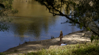 A Place to Call Home s01e05 (2013) filminden Marta Dusseldorp erotik sahnesi