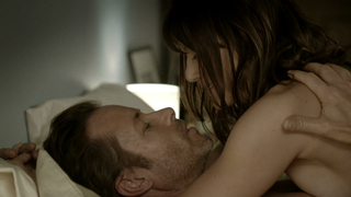 Diana Glenn çıplak, Jack Irish Black Tide'dan (2012) seks sahnesi