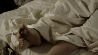 Diana Glenn çıplak, Jack Irish Black Tide'dan (2012) seks sahnesi