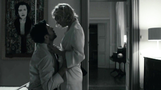 Carolina Crescentini çıplak, L'industriale'den (2011) seks sahnesi