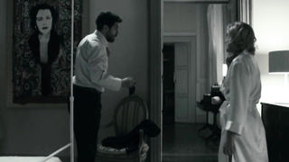 Carolina Crescentini çıplak, L'industriale'den (2011) seks sahnesi