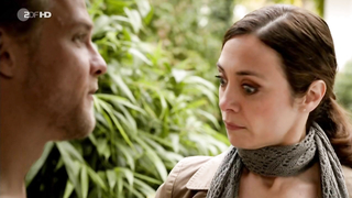 Nude video with Julia Koschitz and Lena Amende scene from Der Kluegere zieht aus (2012)