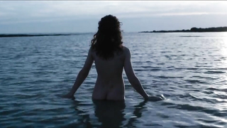 Scena erotica di Laura Dupre e Angelique Vergara e Anna Zakharova da Ma Loute (2016)