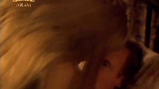 Kelly Preston çıplak, Bayan Munck'tan seks sahnesi (1995)