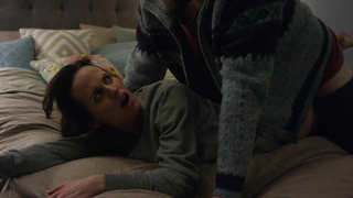 Elizabeth Reaser çıplak, Easy s01e01'den (2016) seks sahnesi