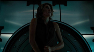 Эротическая сцена Шейлин Вудли из фильма За стеной (2016)