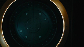 Эротическая сцена Шейлин Вудли из фильма За стеной (2016)