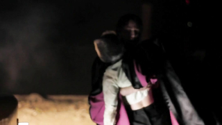 Jodi Balfour nua, cena de sexo de Vampiro (2011)