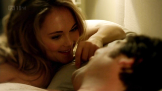 Jayne Wisener nuda, scena di sesso da Injustice s01e02 05 (2011)