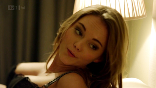 Jayne Wisener nuda, scena di sesso da Injustice s01e02 05 (2011)