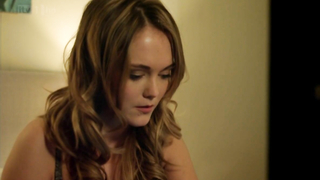 Jayne Wisener nuda, scena di sesso da Injustice s01e02 05 (2011)