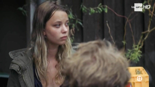 Scena erotica di Sophie Breyer da La Treve s01e03 (2016)