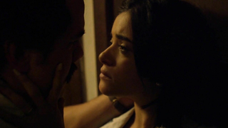 Эротическая сцена Паулины Гайтан из Narcos s02e01 (2016)