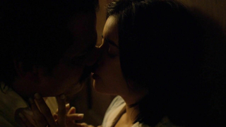 Эротическая сцена Паулины Гайтан из Narcos s02e01 (2016)